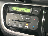 【オートエアコン】一度お好みの温度に設定すれば、車内の温度を検知し風量や温度を自動で調整。暑い…寒い…と何度もスイッチ操作をする必要はありません。快適な車内空間には必須の機能ですね♪
