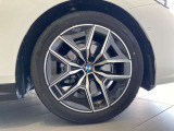 BMWの純正アロイホイールは軽量かつ強度にも優れているホイールで走行性能を引き上げる設計になっております。足元にもBMWは妥協がなくこだわっている個所になります。