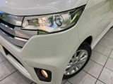 【HIDヘッドライト】非常に明るく前方を照らしてくれるので、悪天候や夜間の走行時も視界良好で安心してお乗りいただけます。