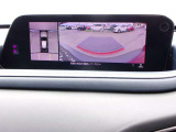 【360°ビューモニター】  とても分かりやすい、クルマの上から見下ろしたような映像で、駐車サポートをしてくれます。