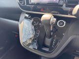 タッチパネル式のオートエアコンで車内はいつでも快適空間です♪ついでにお掃除も楽々です♪