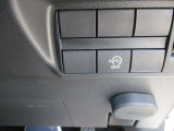 アイドリングストップ機能付です。特別な操作をしなくても、普段通りの運転をするだけで、エコドライブができる機能です。OFFボタンがありますので、必要に応じて使い分けてください。
