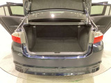 ラゲッジも広く使いやすいトランクは、開口部も広く荷物の積み下ろしもしやすいお車となっております。リアシートの背もたれは6:4の割合で分割して可倒できるので、長いお荷物などを載せることもできます。