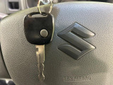 【キーレス】少し離れた場所からでもボタン一つでドアの開錠・施錠ができるのでとっても便利!ドアの鍵穴周りに傷をつけることもありません♪