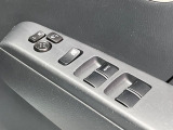【電動格納ミラー】サイドミラーは電動格納式となっており、狭い駐車場でもキズがつくリスクを抑えられます。