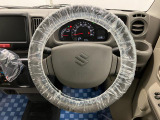 【ハンドル回り】インテリアに合わせたデザインのステアリングは、運転される方のことも考え、運転しやすい形状、大きさです。ぜひ一度、実際に触ってお確かめください。