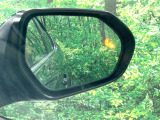 【ブラインドスポットモニター】走行中、ドアミラーの死角になりやすい箇所に後続車が接近するとサイドミラーのレンズに警告を表示!ドライバーに注意喚起をしてくれます。