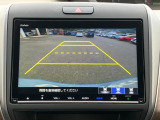 バックモニター装備。画面にて後方の確認が行えるので、バック駐車や車庫入れの際には重宝します。車の運転に慣れない方でも安心のガイドライン表示機能付。