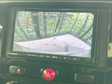 【バックカメラ】駐車時に後方がリアルタイム映像で確認できます。大型商業施設や立体駐車場での駐車時や、夜間のバック時に大活躍!運転スキルに関わらず、今や必須となった装備のひとつです!