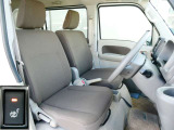 運転席にはシートヒーターを装備!シートスライドにリクライニング機能が付いて、疲れを軽減してくれます。
