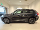 BMWではロングホイールベースの採用をしており、すべての車種に適用され、走行中の安定感の向上されております。また室内空間の広さにも貢献しております。