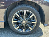 15インチアルミホイール装備。