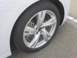 全車両に標準装備の純正アルミホイールは、純正ならではのバランスの良いデザインと、走行安定性をお楽しみ頂けます。