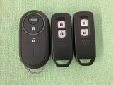スマートキーを装備しています。鍵を差し込むことなくドアロックの開け閉めと、スタートボタン操作でのエンジンスタートができます。加えて、純正リモコンエンジンスターター用の操作キーもついています。