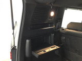 荷室には便利な機能が沢山。【カーゴスポットライト】はカーゴルームを明るく照らします。カーゴルーム左側に設置された【ビルトインテーブル】もございます。