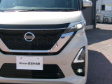 LEDヘッドライトは、本当に明るくて安全です。暗い夜道からお客様を守ってくれます。運転しやすいですし、黄色いハロゲンライトと見比べてください。