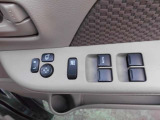 走行中に空気の入れ替えをする時、運転席から後部座席や助手席のウインドウを上げ下げの調整ができるパワーウインドウ!お友達との長旅も快適に過ごすことができますよ!