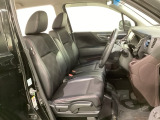 女性でも運転がしやすいように、シートの高さ調整機能(シートリフター)がついています。運転席と助手席の間が空いている為、助手席側への移動がスムーズです。交通量の多い道でも助手席側から乗り降りができます。