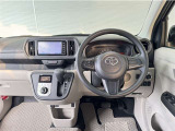 シンプルな運転席周りです。インパネ周りの各操作スイッチ類も使いやすいよう配置されています!