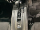 CVT車のセレクトレバーです。低速から高速まで、変速ショックのないスムーズな走りと、エンジン効率のよい領域を維持して燃費にも貢献します。サイドブレーキはスイッチ操作の電子制御パーキングブレーキです。
