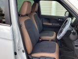 フロントシートです!!セパレートシートなのでお尻をしっかりホールド!!スポーティな運転にも最適です!!