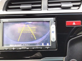 【バックカメラ】運転が苦手な方も車庫入れラクラクです!ギアをリバースに入れれば自動的に切り換わりますので、面倒な操作は不要です♪狭い駐車場もお車を傷つけず安心ですね!