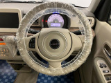 【ハンドル回り】インテリアに合わせたデザインのステアリングは、運転される方のことも考え、運転しやすい形状、大きさです。ぜひ一度、実際に触ってお確かめください。