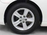 純正アルミホイールは精度が高く、走行の安定性が優れています。タイヤサイズ215/60R16