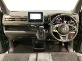 車内は光触媒抗菌消臭施工済です。スタイリッシュなデザインでスポーティなインパネ周りを演出します。グローブボックスやカップホルダーのほかにトレーなどたくさんの収納スペースが付いています。