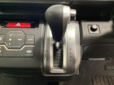CVT車のセレクトレバーです。低速から高速まで、変速ショックのないスムーズな走りを実現するとともに、エンジン効率のよい領域を維持することで燃費にも貢献します。