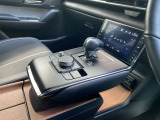 【オートブレーキホールド】停車中にブレーキペダルから足を放しても、ブレーキを自動的に制御して、車両の停車状態を保持する機能です。信号待ちなどの停車時に運転者の負担を軽減します。