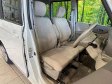 運転席シート廻りは使用感も少なく、良好な状態となっています。前オーナー様が丁寧に使っていたことがよくわかりますね。