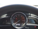 アクティブドライビングディスプレイ カーナビの案内情報や速度を表示してくれます。運転時の疲労軽減につながります 。