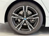 BMWの純正アロイホイールは軽量かつ強度にも優れているホイールで走行性能を引き上げる設計になっております。足元にもBMWは妥協がなくこだわっている個所になります。