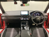 車内は光触媒抗菌消臭施工済です。スタイリッシュなデザインでスポーティなインパネ周りを演出します。グローブボックスやカップホルダーのほかにトレーなどたくさんの収納スペースが付いています。