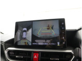 パノラミックビューモニター付きです。車両を上から見たような映像をディスプレイオーディオ画面に表示。運転席からの目視だけでは見にくい、車両周辺の状況をリアルタイムでしっかり確認できます。