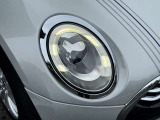 LEDヘッドライト&フロントフォグランプ。キセノンライトに比べて明るさと照射範囲が向上し、消費電力も低減のため省燃費にに貢献。周囲のリング部分はデイライトとして日中ヘッドライトOFF時も点灯します。