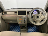 【インテリア正面】視界が広く見渡しやすく手の届く範囲にスイッチもデザインされており、とっても使いやすいです。ぜひ店頭でご覧ください。