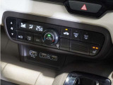 【オートエアコン】温度を設定すれば自動で快適な車内温度を保ちます。エアコン内部の高性能脱臭フィルターで車内のアレルゲンや花粉を除去。