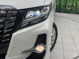【LEDヘッドライト】悪天候や夜間走行時も良好な視界を確保し安心して運転できる高輝度LEDヘッドライトを装備!点灯速度が早く、消費電力も抑えられています。