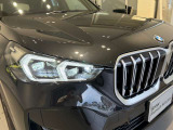 BMWの伝統の丸目4灯ヘッドライトでございます。LEDライトで視認性もよく明るく安全性の向上につながります。