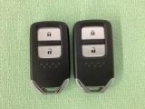 スマートキーを装備しています。鍵を差し込むことなくドアロックの開け閉めと、スタートボタン操作でのエンジンスタートができます。スペアキーも同じものを用意しております。