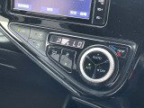 【オートエアコン】一度お好みの温度に設定すれば、車内の温度を検知し風量や温度を自動で調整。暑い…寒い…と何度もスイッチ操作をする必要はありません。快適な車内空間には必須の機能ですね♪