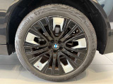 BMWの純正アロイホイールは軽量かつ強度にも優れているホイールで走行性能を引き上げる設計になっております。足元にもBMWは妥協がなくこだわっている個所になります。