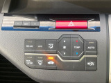 【オートエアコン】一度お好みの温度に設定すれば、車内の温度を検知し風量や温度を自動で調整。暑い…寒い…と何度もスイッチ操作をする必要はありません。快適な車内空間には必須の機能ですね♪