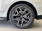 BMWの純正アロイホイールは軽量かつ強度にも優れているホイールで走行性能を引き上げる設計になっております。足元にもBMWは妥協がなくこだわっている個所になります。