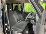 運転席まわりには十分なスペースがあり、大柄な方でもゆったり運転していただける環境です。