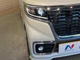 【LEDヘッドライト】悪天候や夜間走行時も良好な視界を確保し安心して運転できる高輝度LEDヘッドライトを装備!点灯速度が早く、消費電力も抑えられています。