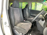 運転席まわりには十分なスペースがあり、大柄な方でもゆったり運転していただける環境です。