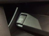 アクセサリーソケットはUSBのアダプターなどをつければ、スマホの充電にも使えます。周辺には物が置けるトレーがついています。